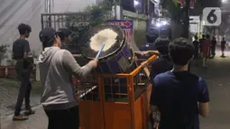 Sejumlah remaja melakukan pukul bedug keliling kampung di Karang Tengah,Tangerang, Banten, Rabu (29/4/2020). Pukul bedug keliling merupakan tradisi membangunkan warga untuk sahur pada bulan Ramadan. (Liputan6.com/Angga Yuniar)