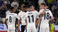 Pemain Timnas Inggris saling memberikan selamat karena menjadi juara Grup C Euro 2024 setelah bermain imbang tanpa gol melawan Slovenia pada laga terakhir di Cologne Stadium, Rabu (26/6/2024) dini hari WIB. (AP Photo/Frank Augstein)