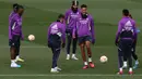 Para pemain Real Madrid menghadiri sesi latihan tim di Valdebebas, pinggiran kota Madrid, Rabu (1/3/2023). Madrid dan Barcelona sudah bertarung dua kali di ajang resmi musim ini. Dalam dua laga El Clasico tersebut, Madrid dan Barcelona masing-masing meraih satu kemenangan. Skornya pun identik, yakni sama-sama 3-1. (AFP/Pierre-Philippe Marcou)