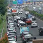 Antrean panjang kendaraan terlihat di ruas Tol BSD JORR, Tangerang Selatan, Senin (16/5). Kemacetan parah terjadi menyusul robohnya jembatan penyeberangan orang (JPO) di ruas Tol BSD JORR karena dihajar truk trailer. (Liputan6.com/Fery Pradolo)