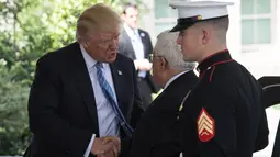 Presiden AS, Donald Trump saat menyambut Presiden Palestina, Mahmoud Abbas di Gedung Putih, Washington, AS (3/5). Pertemuan Donald Trump dan Mahmoud Abbas membahas upaya proses perdamaian antara Israel-Palestina. (AFP Photo/Nichola Kamm)