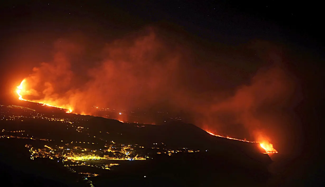 Lava dari gunung berapi mencapai laut di pulau Canary La Palma, Spanyol, Rabu (29/9/2021) dinihari. Lava merah panas dari gunung berapi Cumbre Vieja mencapai Samudra Atlantik, sembilan hari setelah mulai mengalir menuruni gunung. (AP Photo/Daniel Roca)