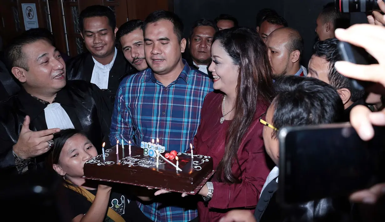 Tepat hari ini, Saipul Jamil sidang vonis terhadap penyuapan panitera dibacakan. Pada hari ini juga pedangdut tersebut berulang tahun ke 37 tahun. Ucapan selamat dan kue ulang tahun didapat jelang sidang.(Deki Prayoga/Bintang.com)