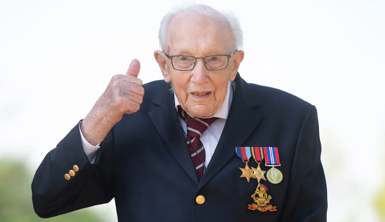Veteran Perang Dunia II Kapten Tom Moore (99) berpose di rumahnya di Marston Moretaine, London, 16 April 2020. Tom Moore mengumpulkan donasi lebih dari 16 juta dolar untuk National Health Service (NHS) dengan berjalan 100 kali bolak-balik jarak 25 meter di taman rumahnya. (Joe Giddens/PA via AP)