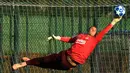 Kiper Barcelona, Marc-Andre Ter Stegen menepis bola saat berlatih di Joan Gamper Sports Center, Sant Joan Despi, Spanyol, Selasa (23/10). Barcelona akan menjamu Inter Milan pada Grup B Liga Champions. (LLUIS GENE/AFP)