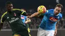 Pemain Napoli, Gonzalo Higuain (kanan) berebut bola dengan pemain AC Milan, Cristian Zapata dpada pertandingan Serie A pekan ke-26 di San Paolo, Naples, Selasa (23/2/2016) dini hari WIB. (AFP / Carlo Hermann)