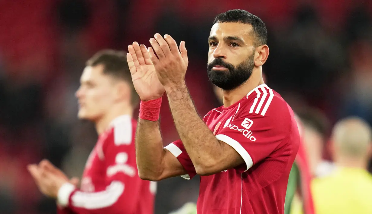 Mohamed Salah berhasil mencatatkan rekor baru sekaligus memperbaiki catatan Liverpool di Liga Inggris saat bersua Aston Villa pada Minggu (02/11/2025) malam WIB. (AP Photo/Jon Super)
