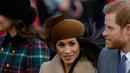 Pangeran Harry dan sang tunangan, Meghan Markle menghadiri tradisi pelayanan gereja di hari Natal Kerajaan Inggris di Gereja St. Mary Magdalene, Sandringham, Senin (25/12). Tahun ini, Markle menjadi anggota baru pada perayaan tersebut. (AP/Alastair Grant)