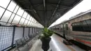 Kereta melintas di Stasiun Pasar Senen, Jumat (24/4/2020). Terkait larangan mudik Lebaran 2020, Stasiun Pasar Senen untuk sementara tidak melayani keberangkatan kereta jarak jauh dari tanggal 24 sampai 30 April 2020 mendatang. (Liputan6.com/Johan Tallo)