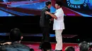 Capres nomor urut 1 Prabowo Subianto tampak bersalaman dan berpelukan dengan capres nomor urut 2 Joko Widodo saat debat calon presiden di Hotel Grand Melia, JakartaMinggu (15/6/14) (Liputan6.com/Johan Tallo)