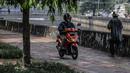 Pengendara motor melintas di atas trotoar pejalan kaki di kawasaan Daan Mogot, Jakarta, Senin (26/4/2021). Padatnya volume kendaraan pada jam kerja di kawasan tersebut membuat sejumlah pengendara motor nekat menggunakan trotoar yang merupakan
hak bagi pejalan kaki. (Liputan6.com/Faizal Fanani)