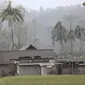 Warga memeriksa kerusakan di rumahnya di daerah yang terkena dampak letusan Gunung Semeru di Lumajang, Jawa Timur, Minggu (5/12/2021). Gunung Semeru memuntahkan kolom tebal abu, gas yang membakar dan lava menuruni lerengnya dalam letusan tiba-tiba yang dipicu oleh hujan lebat. (AP Photo/Trisnadi)