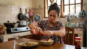 8 Cara Mengambil Saus Sambal yang Sulit Keluar dari Botol Tanpa Menguras Tenaga