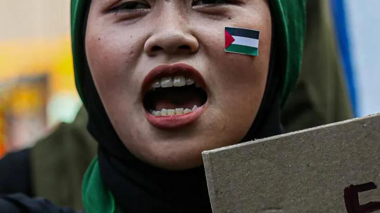 Aksi solidaritas untuk Palestina tersebut diwarnai orasi di depan kantor perwakilan Perserikatan<br>Bangsa-Bangsa (PBB) di Jakarta Jumat (20/10/2023).<br>