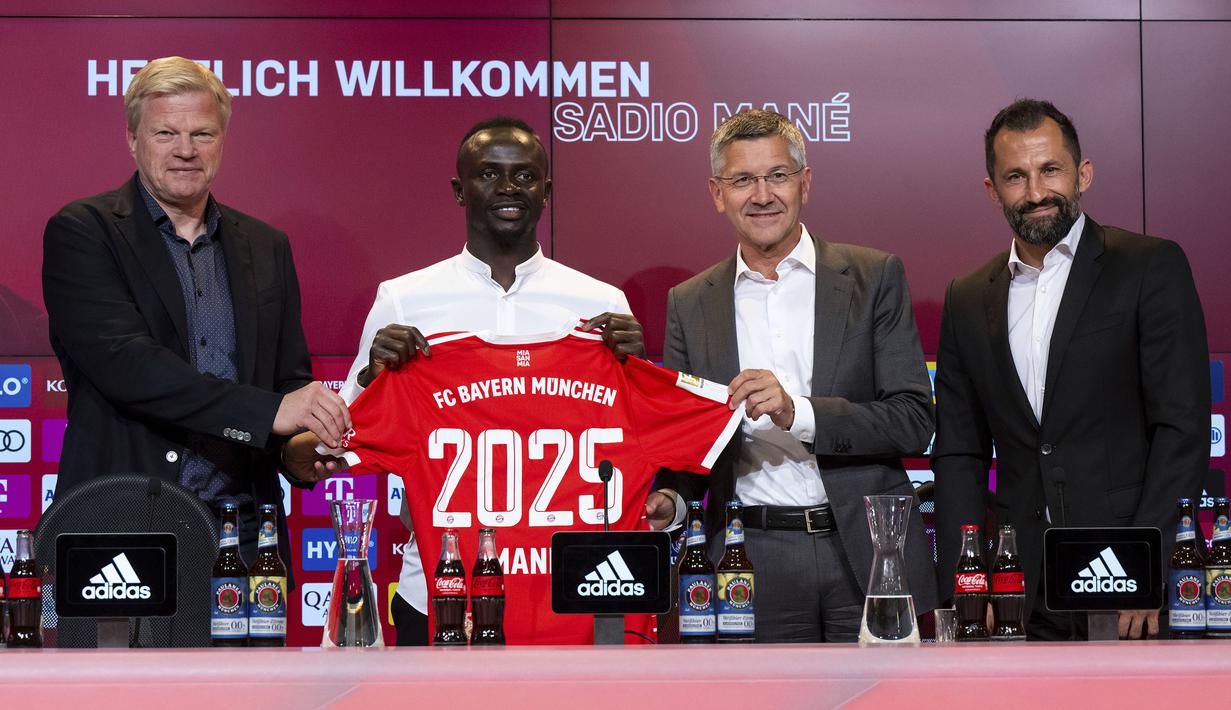 Sadio Mane (kiri kedua) resmi diperkenalkan sebagai rekrutan baru Bayern Munchen pada Rabu (22/06/2022) waktu setempat, ditemani oleh CEO Bayern Munchen Oliver Kahn (kiri), Presiden Klub Bayern Munchen Herbert Hainer (kanan kedua), dan Direktur Olahraga Bayern Munchen Hasan Salihamidzic (kanan). (dpa via AP/Sven Hoppe)