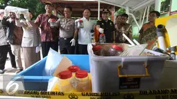 Direktur Kriminal Khusus Polda Metro Jaya merilis perdagangan ilegal bibit lobster di Polda Metro Jaya, Jakarta, Jumat (23/12). Pelaku terancam hukuman penjara paling lama enam tahun dan denda paling banyak Rp 1,5 miliar. (Liputan6.com/Gempur M. Surya)