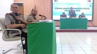 Wakapolres Blora Kompol Riwayat Sosiyanto memimpin sidang disiplin yang berlangsung di Aula Aryyaguna Polres Blora, Rabu (8/11/2023). (Liputan6.com/ Ahmad Adirin)