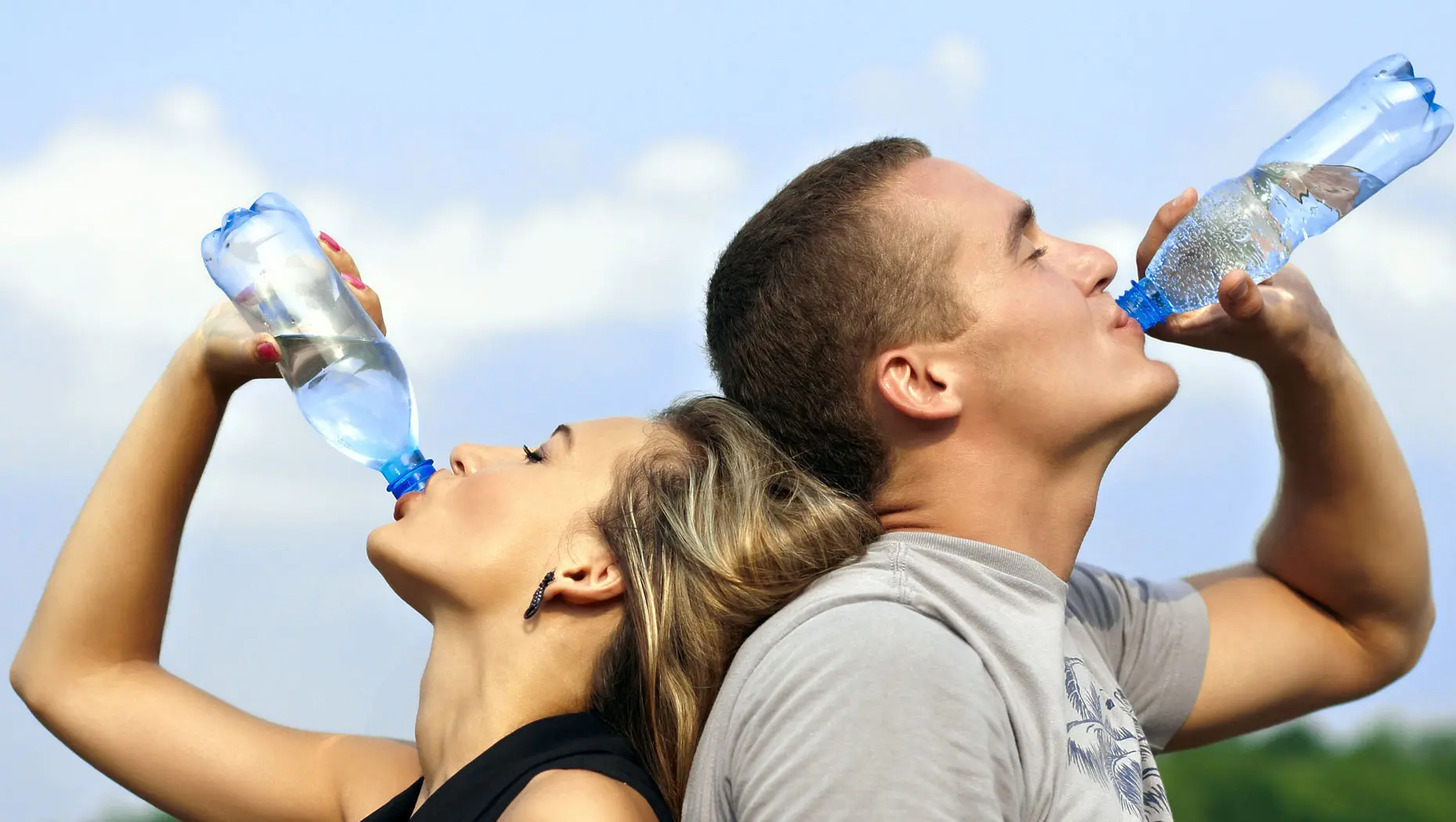 Dari mulai yang ringan hingga berbahaya, ini sederet ciri kamu kurang minum air putih. (Sumber Foto: sdhealthyliving.com)