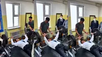 Presiden Mongolia Pamer Kekuatan, Angkat Beban 100 Kg di Depan Tentara