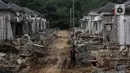 Pekerja menyelesaikan pembangunan rumah bersubsidi di Ciseeng, Bogor, Rabu (16/2/2021). Sepanjang 2021 ini Bank BTN terus memfokuskan pengembangan pembiayaan rumah masyarakat terutama perumahan bersubsidi yang diyakini dapat mengakselerasi Pemulihan Ekonomi Nasional (PEN). (Liputan6.com/Johan Tallo)