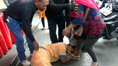 Seorang pelaku curanmor menangis dan meminta maaf. Tak hanya itu, ia juga mencium kaki korbannya.
