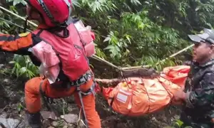 Tim gabungan mengevakuasi korban pesawat ATR 400 di Makassar. (istimewa: Dispenad)