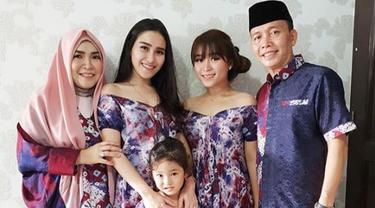 Pakai Baju Lebaran Dengan Bahu Terbuka Ayu Ting Ting Banjir Hujatan News Entertainment Fimela Com