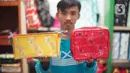 Pekerja memperlihatkan hasil dari sampah plastik yang diproduksi di kawasan Pasar Minggu, Jakarta, Senin (13/1/2020). Rumah daur ulang plastik itu memproduksi barang dari limbah plastik seperti tas, payung, dompet dan koper dengan harga jual Rp20ribu hingga Rp700ribu (Liputan6.com/Immanuel Antonius)