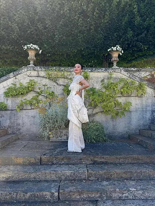 Warna putih gading dan detail embroidery halus memperkuat kesan feminin, sekaligus membuatnya standout tanpa perlu aksesori berlebih.  [@digo.design].