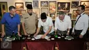 Farhat Abbas disaksikan Ahmad Dhani menandatangani surat perjanjian dalam sebuah pertemuan di Jakarta, Selasa (20/12). Surat itu berisi penunjukkan Farhat Abbas sebagai kuasa hukum Ahmad Dhani dalam kasus dugaan makar. (Liputan6.com/Yoppy Renato)