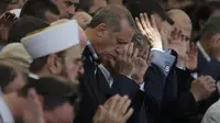 Tangis Haru Erdogan di Pemakaman Korban Kudeta Turki Gagal