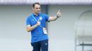 <p>Pelatih PSIS Semarang, Gilbert Agius memberikan arahan kepada anak asuhnya saat melawan Dewa United pada laga pekan ke-8 BRI Liga 1 2023/2024 di Stadion Indomilk Arena, Tangerang, Senin (14/8/2023). PSIS Semarang menang telak 4-1 atas Dewa United. (Bola.com/M Iqbal Ichsan)</p>