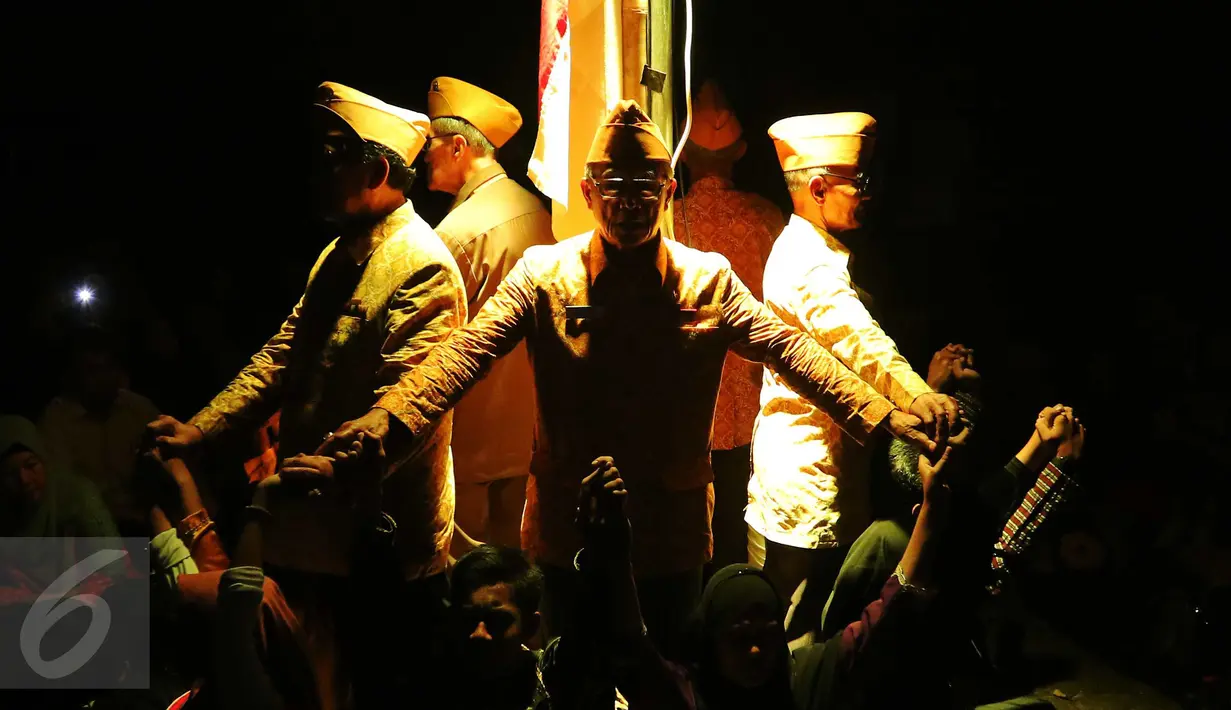 Sejumlah seniman menggelar pementasan teater keliling bertajuk “Sang saka” di Museum Naskah Proklamasi, Jakarta, Sabtu (29/10). Teater berkisah tentang tiga sahabat yang bertemu kembali untuk berpetualang mencari harta karun. (Liputan6.com/Angga Yuniar)