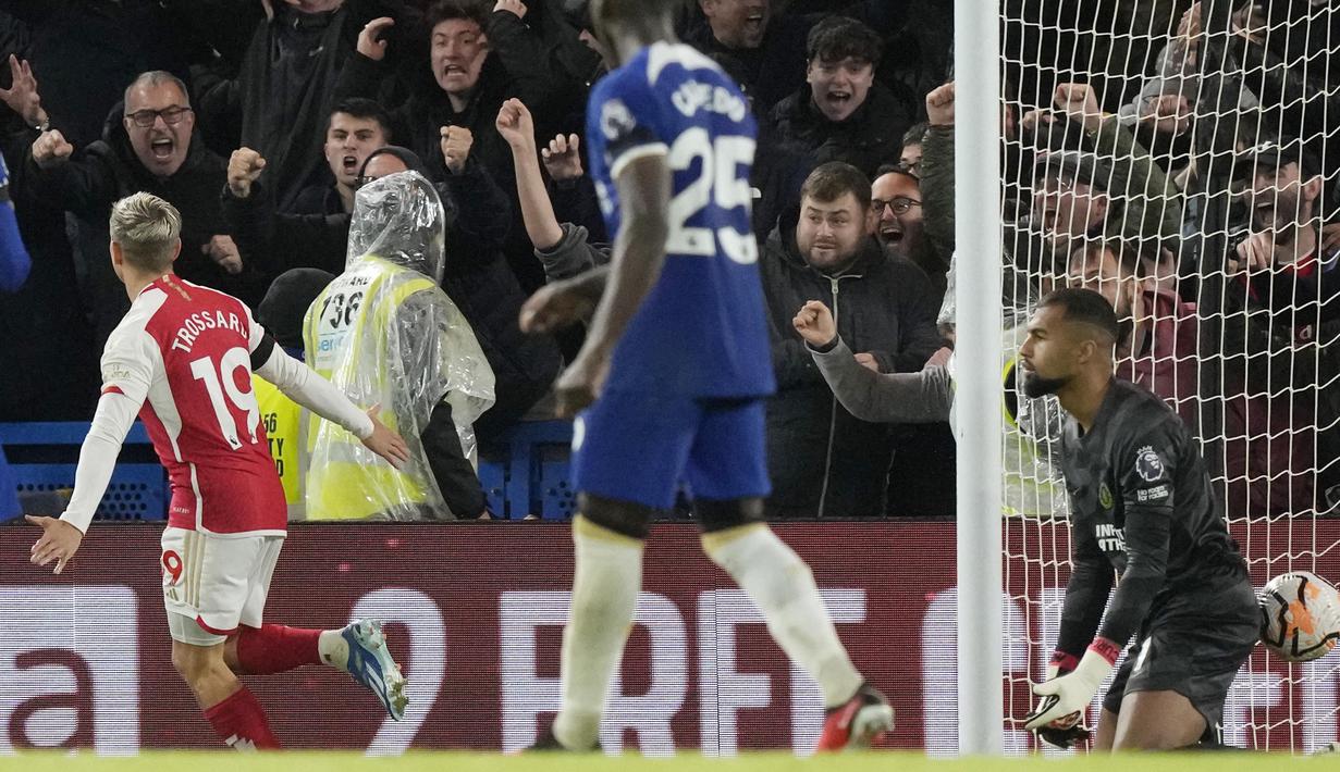 Pemain Arsenal, Leandro Trossard, mencetak gol ke gawang  Chelsea pada lanjutan Liga Inggris, Sabtu (21/10/2023). Namun pada akhirnya The Gunners sukses menyamakan kedudukan menjadi 2-2. (AP Photo/Frank Augstein)