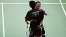 Ganda putra Indonesia, Hendra Setiawan / Mohammad Ahsan, merayakan kemenangan atas Yuta Watanabe / Hiroyuki Endo, pada Indonesia Open 2019 di Istora Senayan, Jumat (19/7). Hendra / Ahsan menang 21-15 9-21 22-20. (Bola.com/Vitalis Yogi Trisna)
