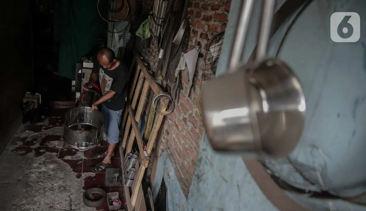 Perajin menyelesaikan pembuatan perabot dapur di Jalan Dewi Sartika, Cawang, Jakarta, Minggu (17/12/2019). Kompor minyak yang dulunya menjadi primadona penjualan kini tergerus karena kebijakan pemerintah untuk mempergunakan kompor gas. (Liputan6.com/Faizal Fanani)