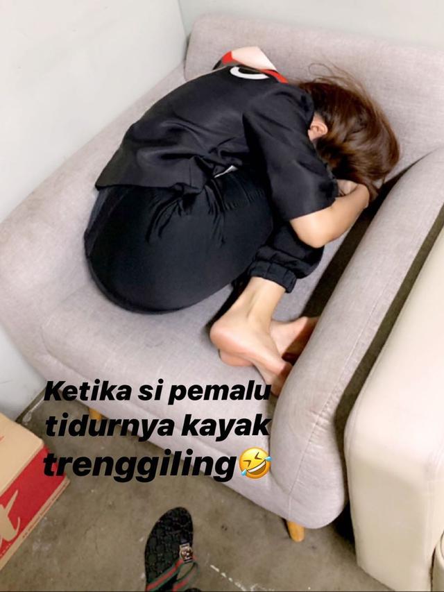 5 Gaya Inul Daratista Curi Perhatian, Mau Kayang di Atas Panggung