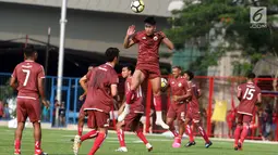 Pemain Persija, Ryuji Utomo (tengah) berlatih umpan bola atas saat latihan perdana musim 2019 di Lapangan Wisma Aldiron, Jakarta, Senin (7/1). 30 pemain ikut dalam latihan perdana yang digelar terbuka. (Liputan6.com/Helmi Fithriansyah)