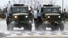 Truk-truk tentara Korea Selatan menyemprotkan desinfektan di sebuah jalan di Ulsan, Selasa (3/3/2020). Seoul mengerahkan tentara untuk menyemprotkan disinfektan di jalan dan gang-gang untuk mencegah penyebaran virus corona COVID-19. (Kim Young-tae/Yonhap via AP)
