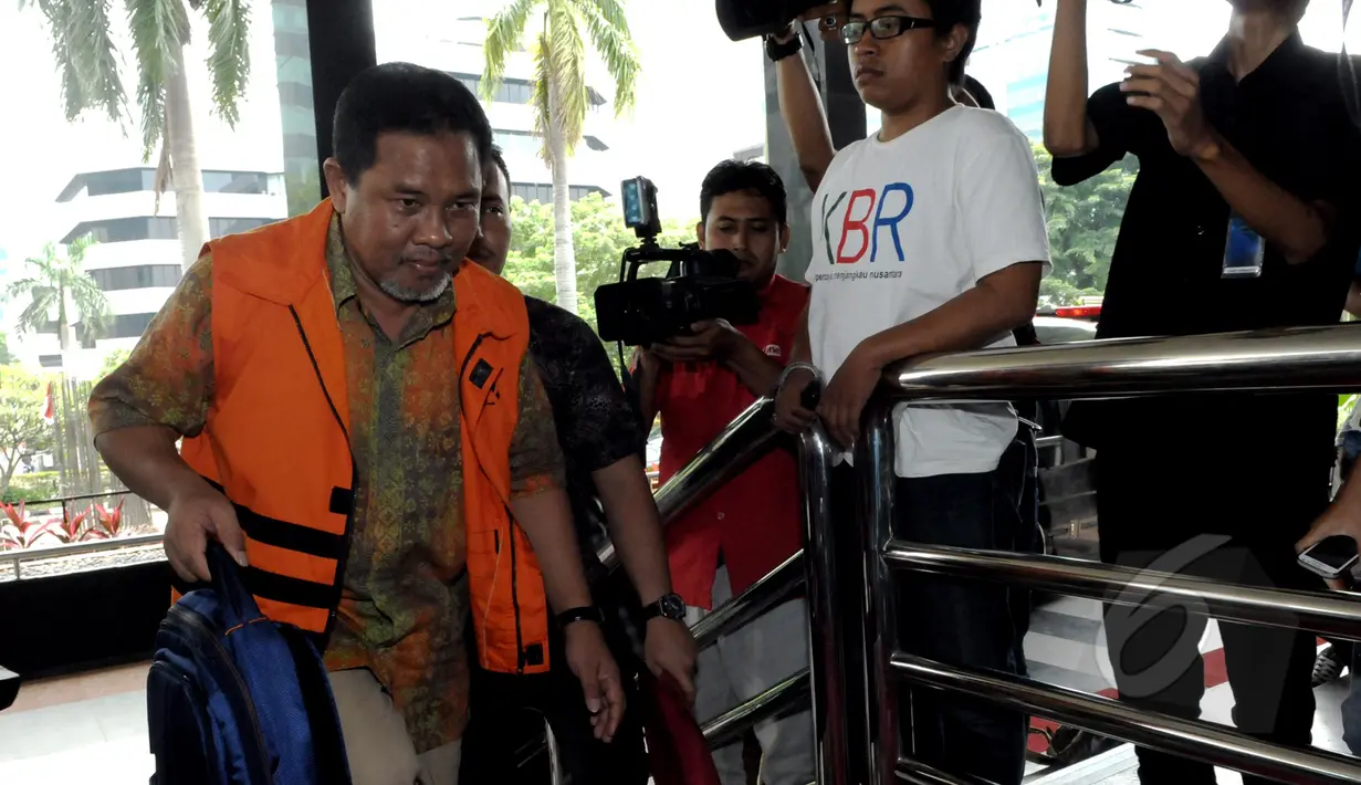 Bupati Lombok Barat nonaktif, Zaini Arony menjalani pemeriksaan di gedung KPK, Jakarta, Rabu (15/4/2015). Zaini merupakan tersangka kasus dugaan pemerasan terkait permohonan izin pengembangan kawasan wisata di daerahnya. (Liputan6.com/Andrian M Tunay)