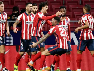 Para pemain Atletico Madrid merayakan gol yang dicetak oleh Joao Felix ke gawang Valencia pada laga Liga Spanyol di Stadion Wanda Metropolitano, Minggu (24/1/2021). Atletico Madrid menang dengan skor 3-1. (AFP/Pierre Philippe Marcou)
