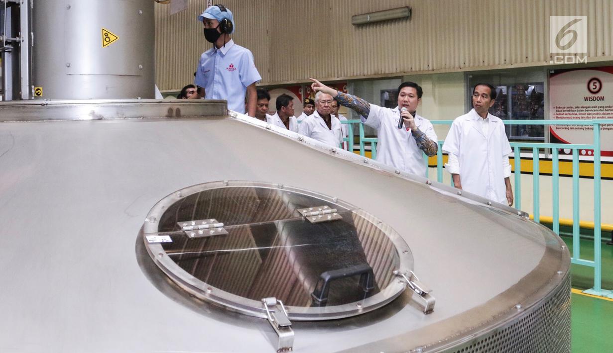 Presiden Jokowi dan President Direktur PT Mayora Group Andre Atmadja meninjau pabrik Mayora di Cikupa Tangerang, Senin (18/2) . Mayora Indah yang berdiri sejak 1977 bergerak di bidang consumer goods yang merambah pasar global. (Liputan6.com/Fery Pradolo)