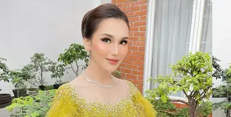 Baru-baru ini Ayu Ting Ting terlihat menghadiri acara pernikahan kerabatnya. Penampilannya bisa jadi inspirasi untuk kondangan. [@ayutingting92]