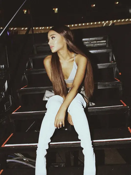 “Aku pun hancur karena Las Vegas. Kita butuh cinta, bersatu dan kedamaian, serta pengawasan terhadap senjata api,” tulis Ariana Grande. (Instagram/arianagrande)