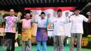 Presiden PKS Sohibul Iman (kedua kiri) dan Ketua Majelis Syuro PKS Salim Segaf Al-Jufri (tengah) serta sejumlah tokoh melakukan salam komando pada puncak perayaan Milad ke 19 PKS di Jakarta, Minggu (30/4). (Liputan6.com/Herman Zakharia)