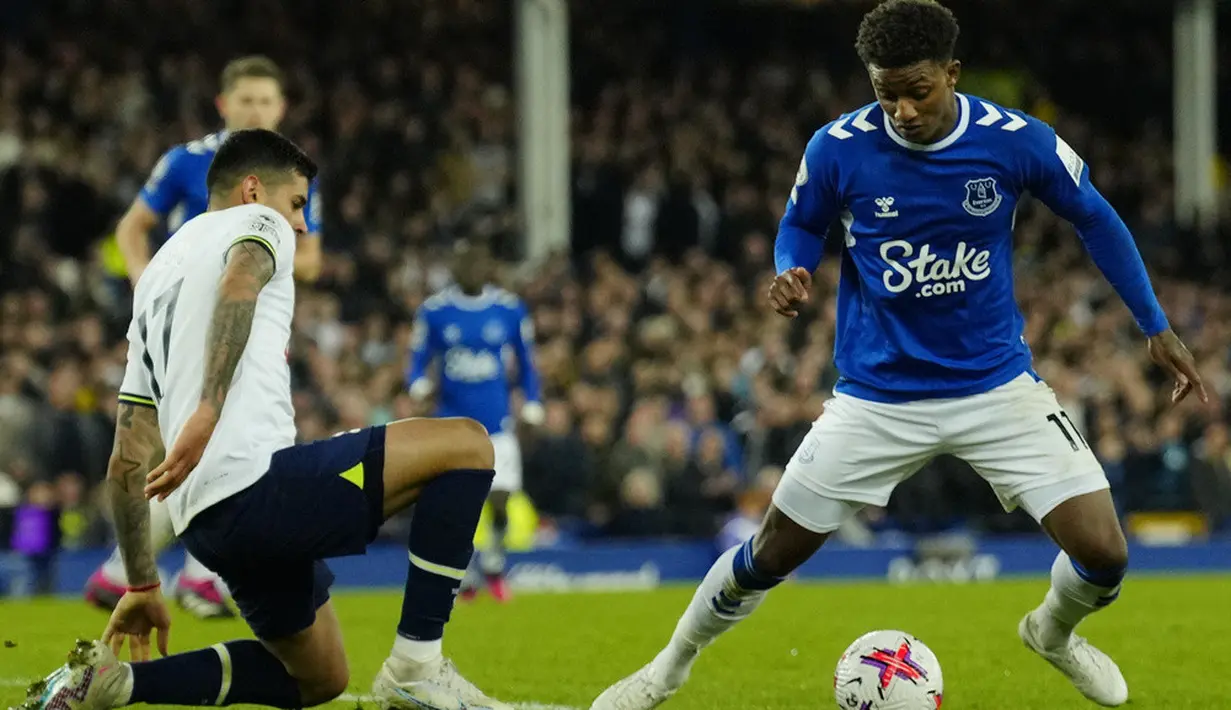 <p>Everton dan Tottenham bermain sama kuat pada babak pertama. Tidak ada gol yang tercipta. (AP Photo/Jon Super)</p>