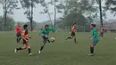Aksi Timnas Wanita Indonesia melewati adangan pemain Villa 2000 pada laga uji coba di Lapangan Sawangan, Depok, Kamis (19/4/2018). Timnas Wanita Indonesia kalah 1-2. (Bola.com/Nick Hanoatubun)