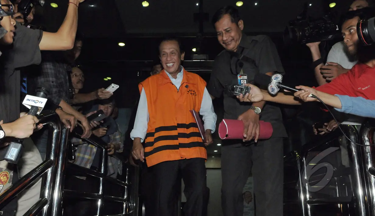 Tersangka dugaan suap usaha tambang di Tanah Laut, Kalimantan Selatan yang juga anggota Komisi IV DPR Fraksi PDIP, Adriansyah seusai diperiksa di Gedung KPK, Jakarta, Kamis (16/4/2015). (Liputan6.com/Andrian M Tunay)