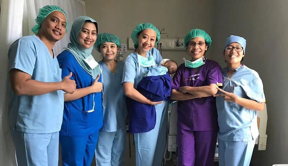 Anak kedua Asri Welas usai menjalani operasi katarak [foto: instagram/asri_welas]