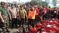 Kapolri Jenderal Tito Karnavian mengecek kesiapan alat pemadam kebakaran termasuk Sambonesia yang disiapkan APP Sinar Mas (Liputan6.com / Nefri Inge)